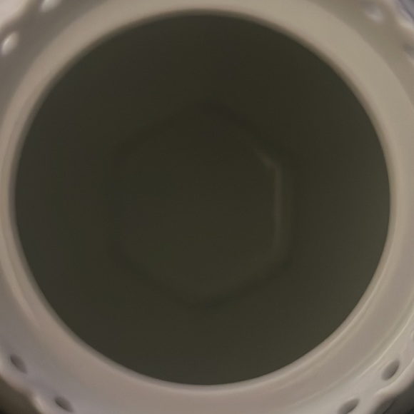 Royal Copenhagen White Fluted Full Lace Teapot 100 CL - Picture 4 of 12